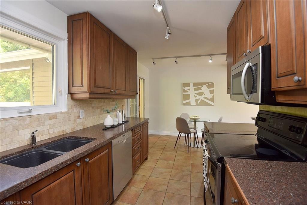405 Erindale Drive, Burlington, ON - Indoor Photo Showing Kitchen With Double Sink