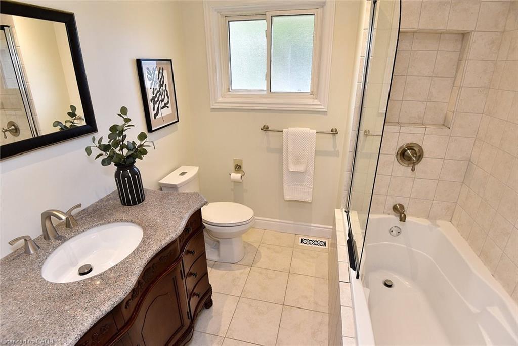 405 Erindale Drive, Burlington, ON - Indoor Photo Showing Bathroom