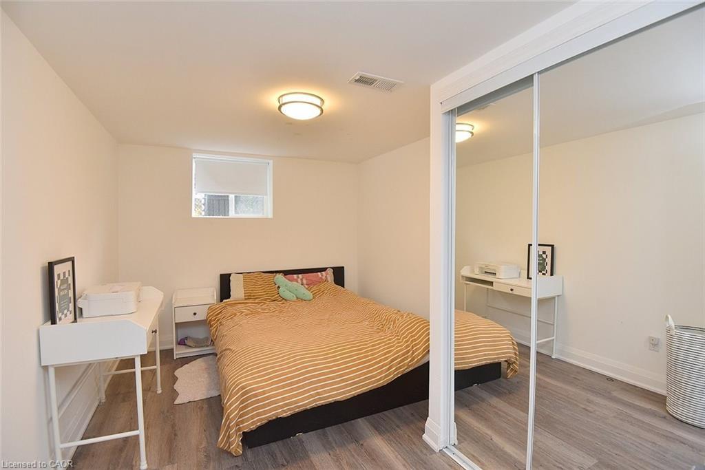 405 Erindale Drive, Burlington, ON - Indoor Photo Showing Bedroom