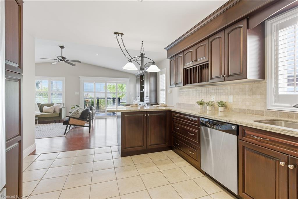 213 Dorchester Drive, Grimsby, ON - Indoor Photo Showing Kitchen