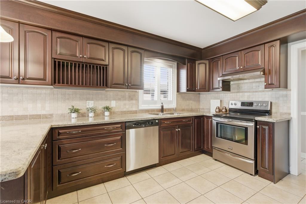 213 Dorchester Drive, Grimsby, ON - Indoor Photo Showing Kitchen With Double Sink
