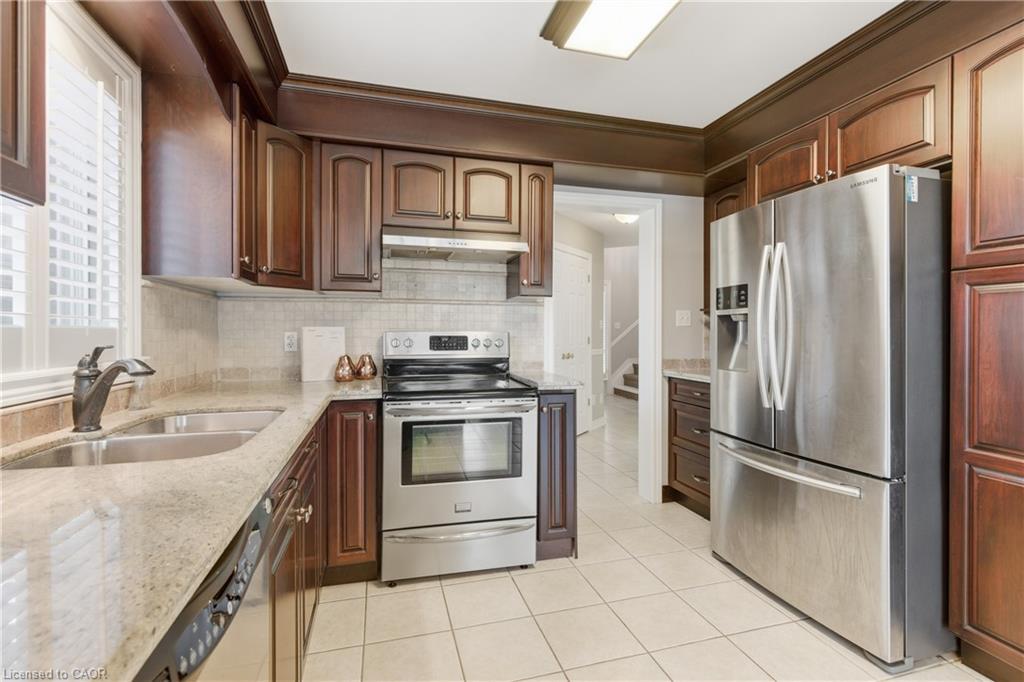 213 Dorchester Drive, Grimsby, ON - Indoor Photo Showing Kitchen With Double Sink
