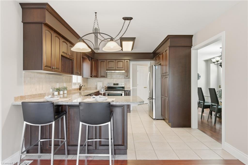 213 Dorchester Drive, Grimsby, ON - Indoor Photo Showing Kitchen