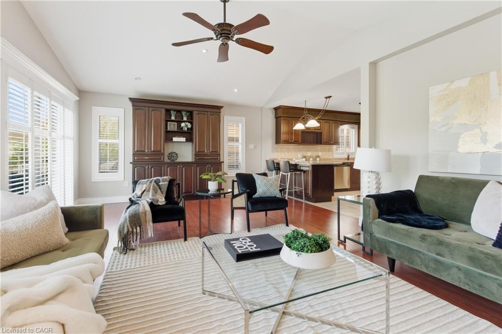 213 Dorchester Drive, Grimsby, ON - Indoor Photo Showing Living Room