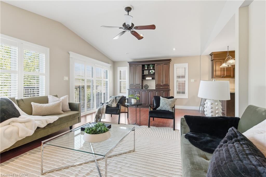 213 Dorchester Drive, Grimsby, ON - Indoor Photo Showing Living Room