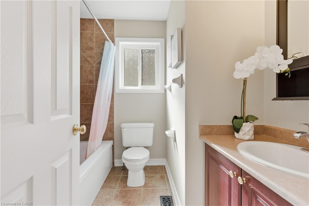 213 Dorchester Drive, Grimsby, ON - Indoor Photo Showing Bathroom