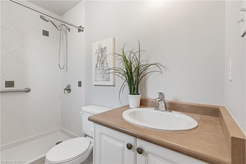 213 Dorchester Drive, Grimsby, ON - Indoor Photo Showing Bathroom