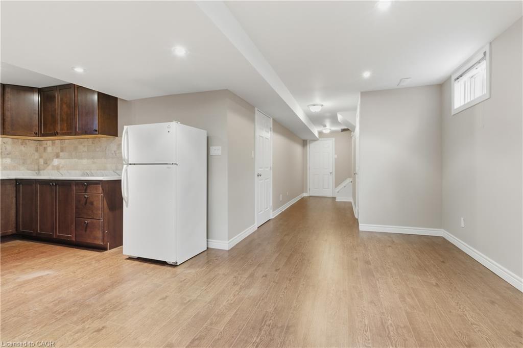 213 Dorchester Drive, Grimsby, ON - Indoor Photo Showing Kitchen