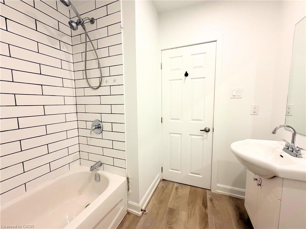 26B-24-26 Cayuga Street, Brantford, ON - Indoor Photo Showing Bathroom
