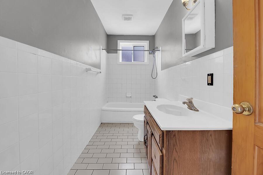 88 Grant Avenue, Hamilton, ON - Indoor Photo Showing Bathroom