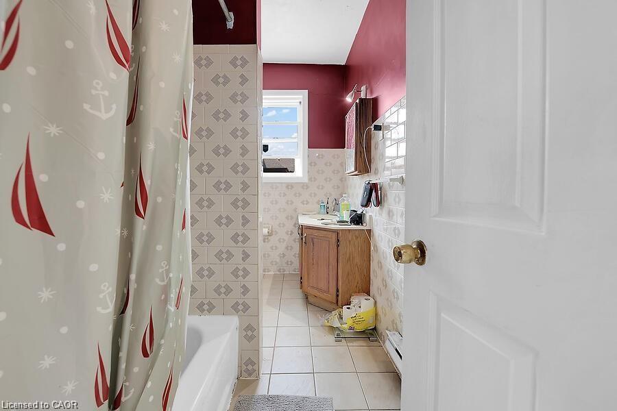 88 Grant Avenue, Hamilton, ON - Indoor Photo Showing Bathroom