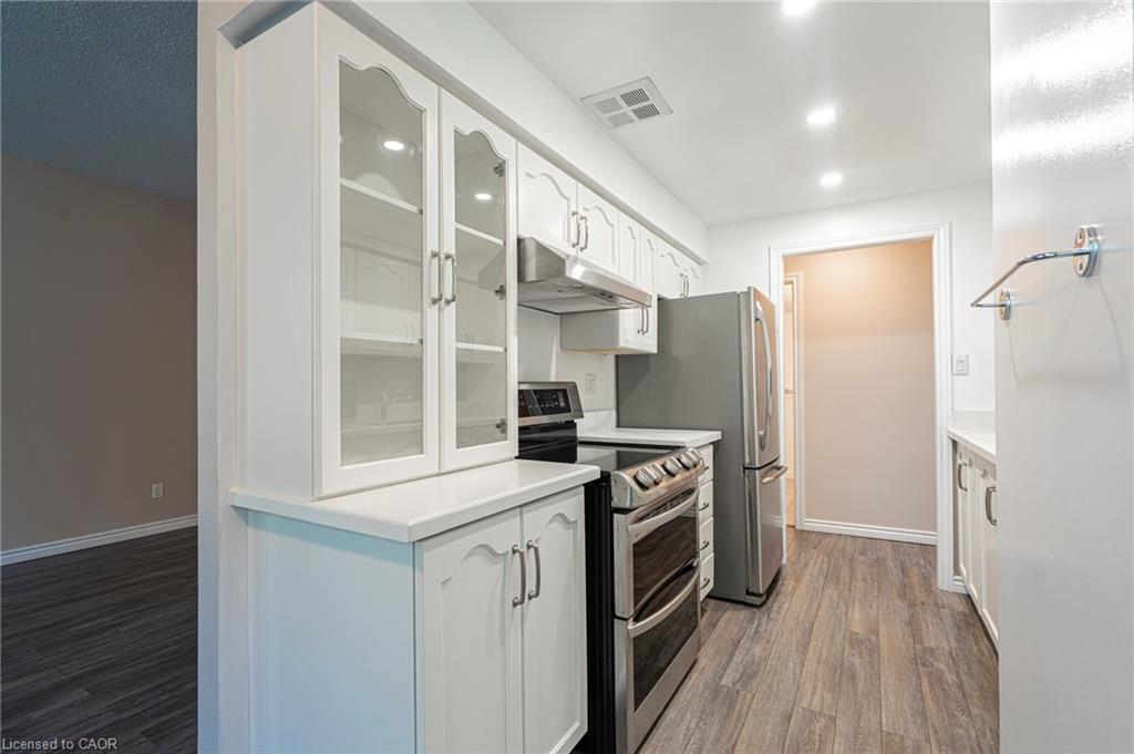 105-200 Limeridge Road W, Hamilton, ON - Indoor Photo Showing Kitchen