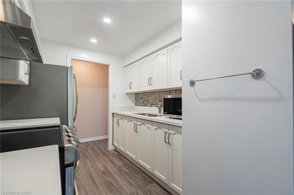 105-200 Limeridge Road W, Hamilton, ON - Indoor Photo Showing Kitchen