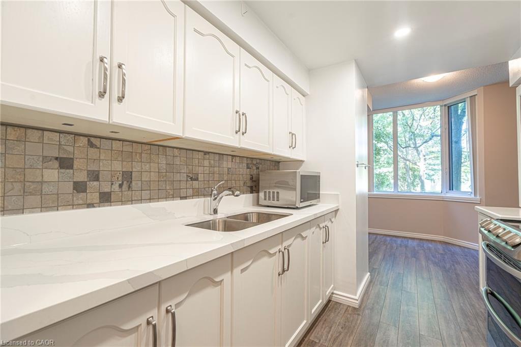 105-200 Limeridge Road W, Hamilton, ON - Indoor Photo Showing Kitchen With Double Sink