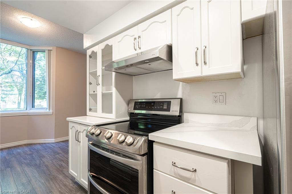 105-200 Limeridge Road W, Hamilton, ON - Indoor Photo Showing Kitchen