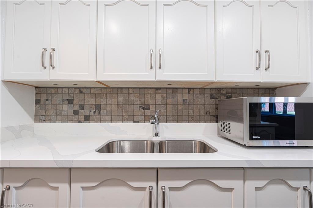 105-200 Limeridge Road W, Hamilton, ON - Indoor Photo Showing Kitchen With Double Sink