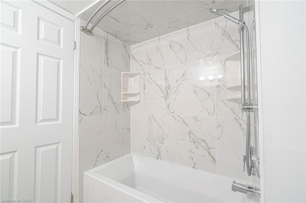 105-200 Limeridge Road W, Hamilton, ON - Indoor Photo Showing Bathroom