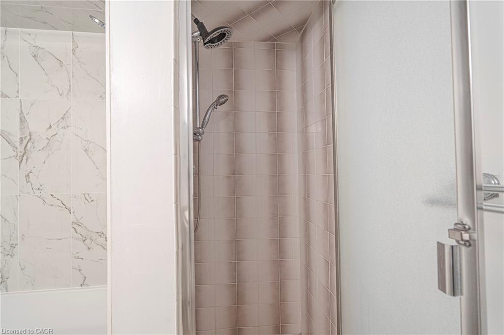 105-200 Limeridge Road W, Hamilton, ON - Indoor Photo Showing Bathroom