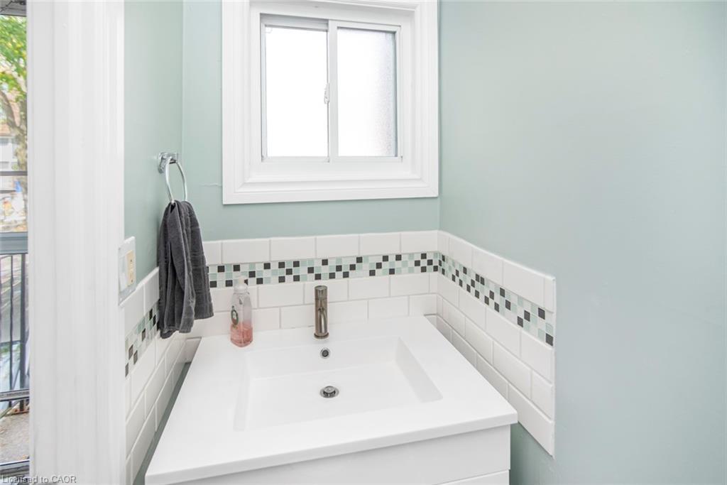 12-1301 Upper Gage Avenue, Hamilton, ON - Indoor Photo Showing Bathroom