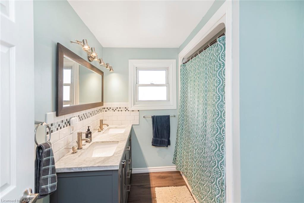 12-1301 Upper Gage Avenue, Hamilton, ON - Indoor Photo Showing Bathroom