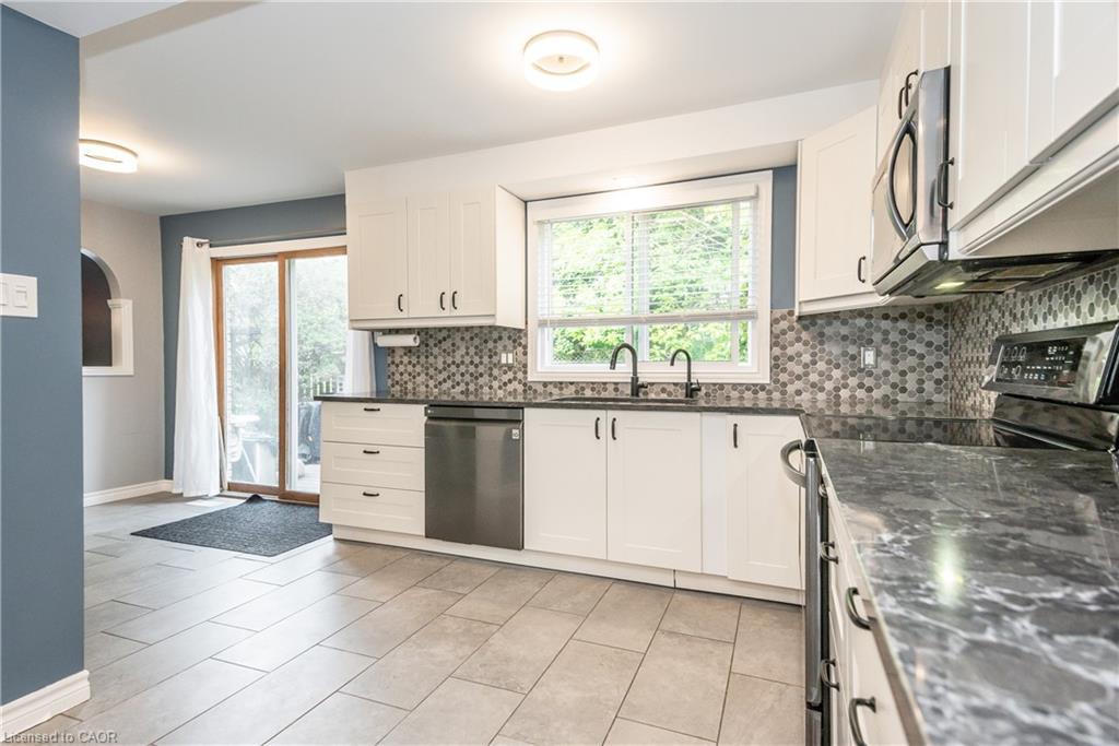 236 Ironwood Road, Guelph, ON - Indoor Photo Showing Kitchen With Upgraded Kitchen