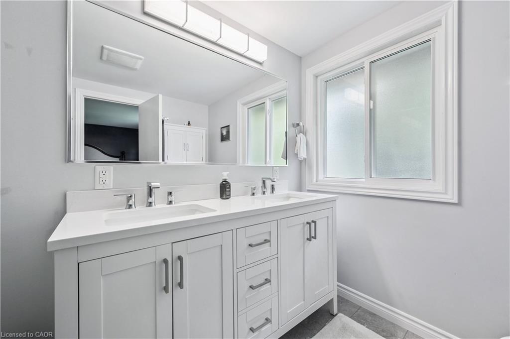 236 Ironwood Road, Guelph, ON - Indoor Photo Showing Bathroom