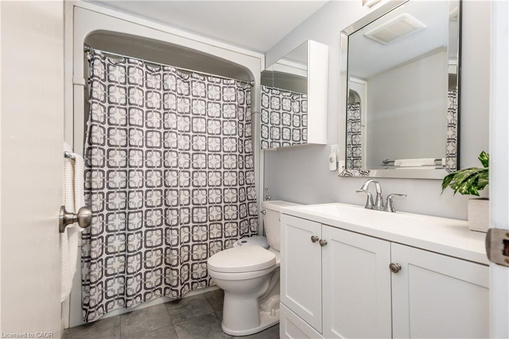 236 Ironwood Road, Guelph, ON - Indoor Photo Showing Bathroom