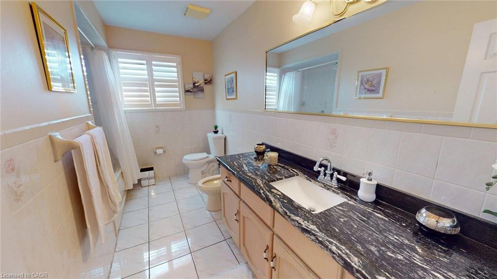 140 Donn Avenue, Hamilton, ON - Indoor Photo Showing Bathroom