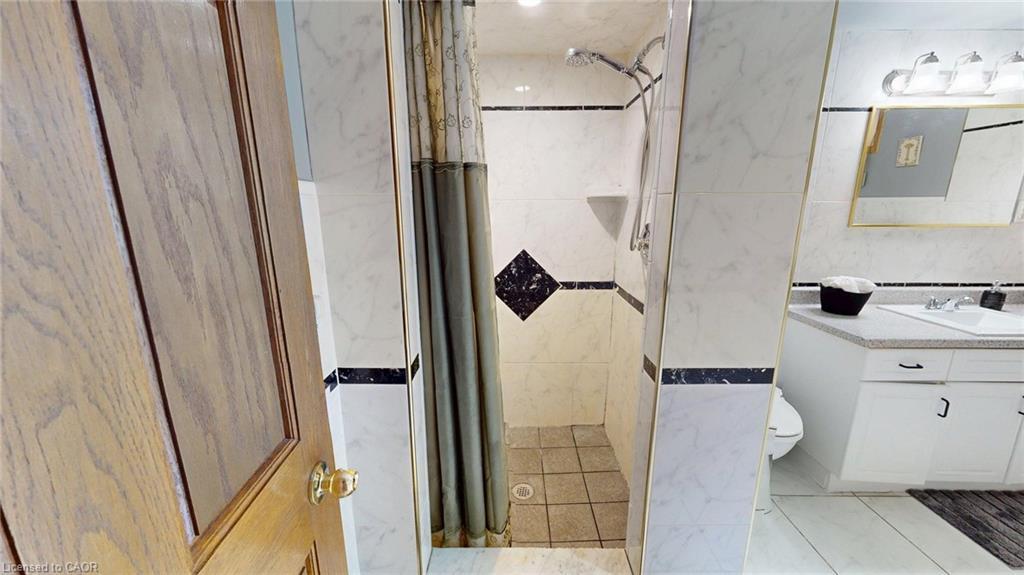 140 Donn Avenue, Hamilton, ON - Indoor Photo Showing Bathroom