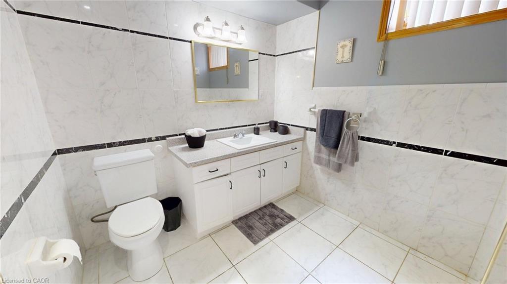 140 Donn Avenue, Hamilton, ON - Indoor Photo Showing Bathroom