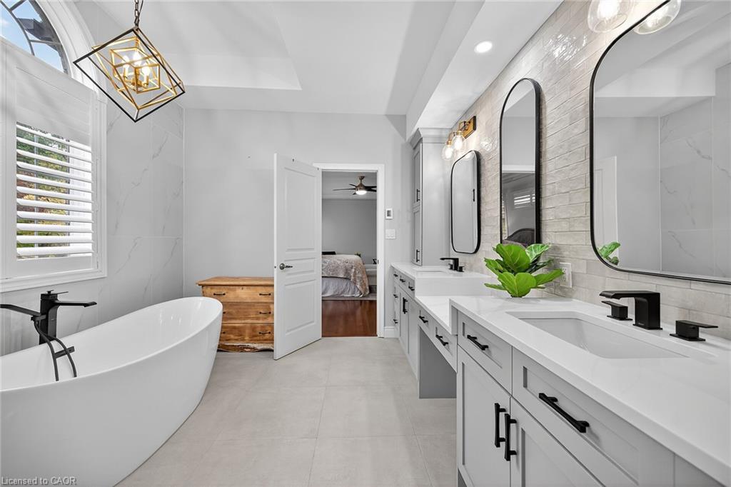 248 Cloverleaf Drive, Ancaster, ON - Indoor Photo Showing Bathroom