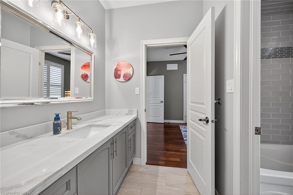 248 Cloverleaf Drive, Ancaster, ON - Indoor Photo Showing Bathroom