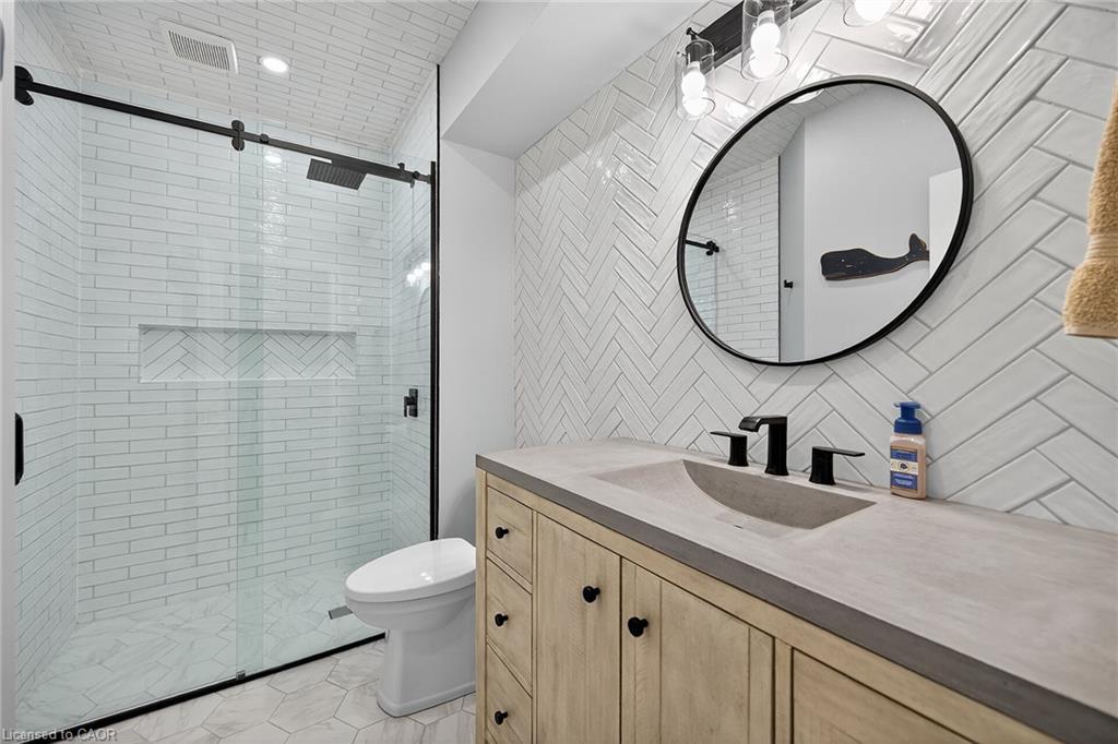 248 Cloverleaf Drive, Ancaster, ON - Indoor Photo Showing Bathroom