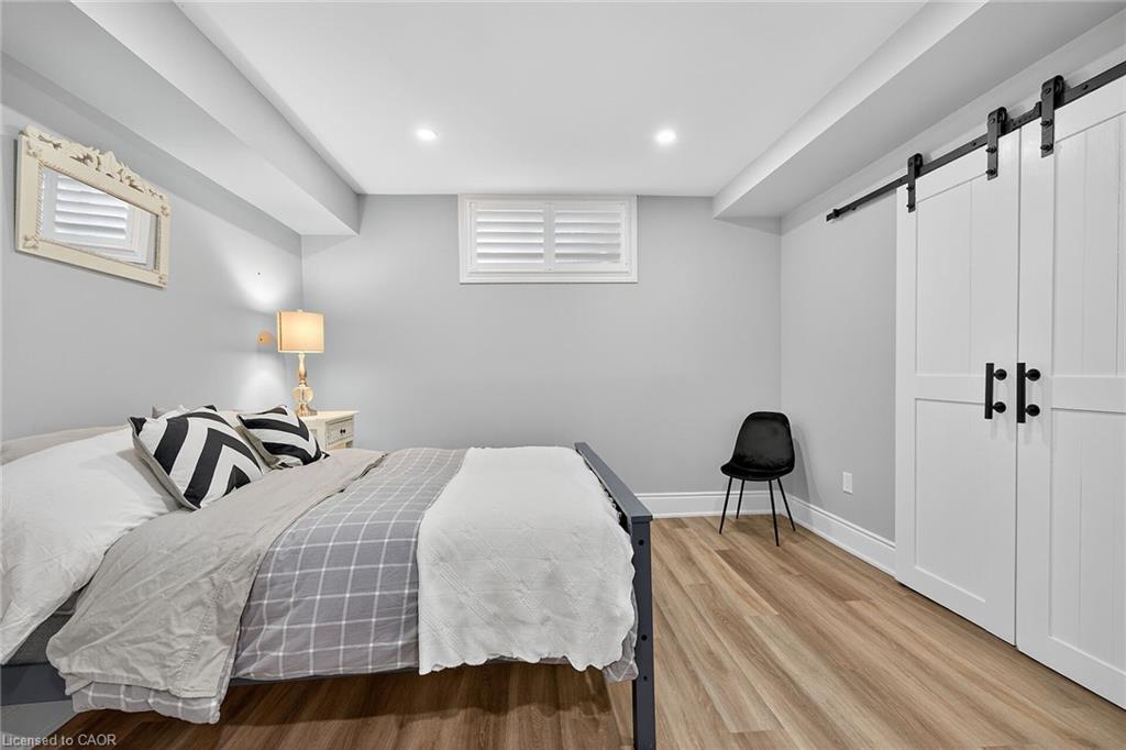248 Cloverleaf Drive, Ancaster, ON - Indoor Photo Showing Bedroom