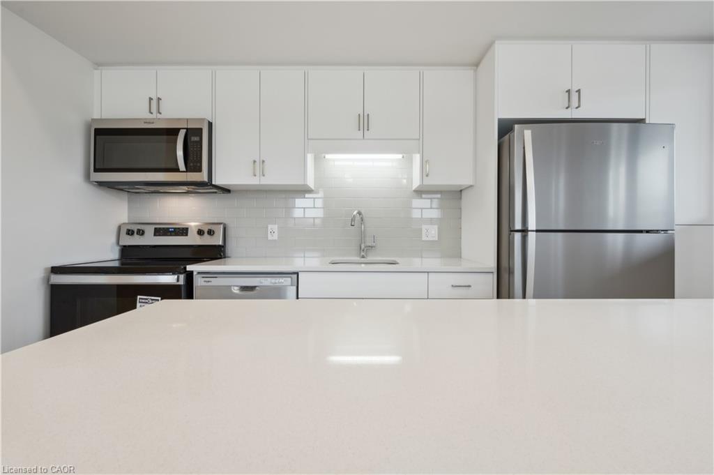 B6-15 Stauffer Woods Trail, Kitchener, ON - Indoor Photo Showing Kitchen With Upgraded Kitchen