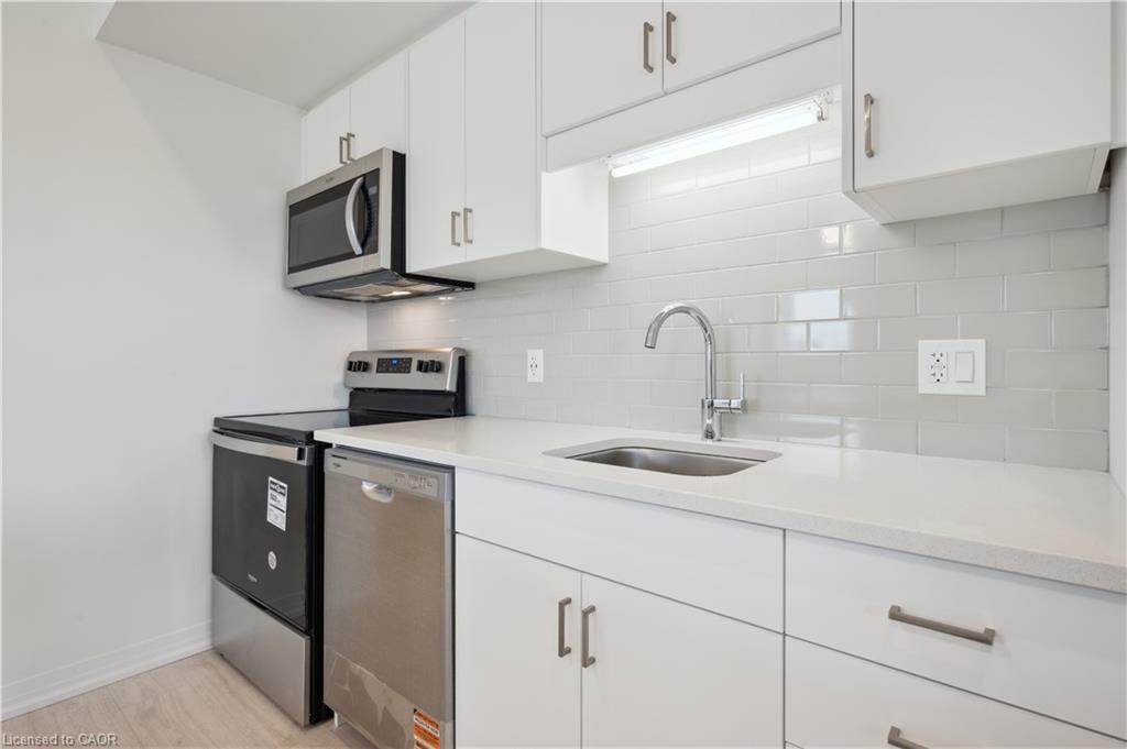 B6-15 Stauffer Woods Trail, Kitchener, ON - Indoor Photo Showing Kitchen
