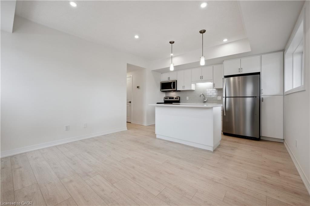 B6-15 Stauffer Woods Trail, Kitchener, ON - Indoor Photo Showing Kitchen