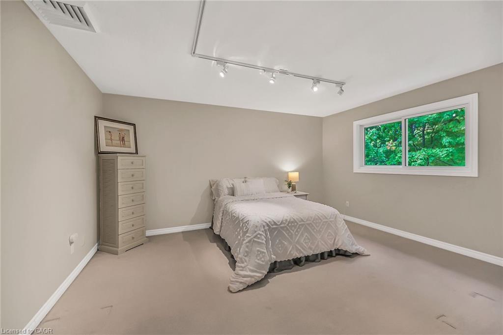 7-1560 Kerns Road, Burlington, ON - Indoor Photo Showing Bedroom