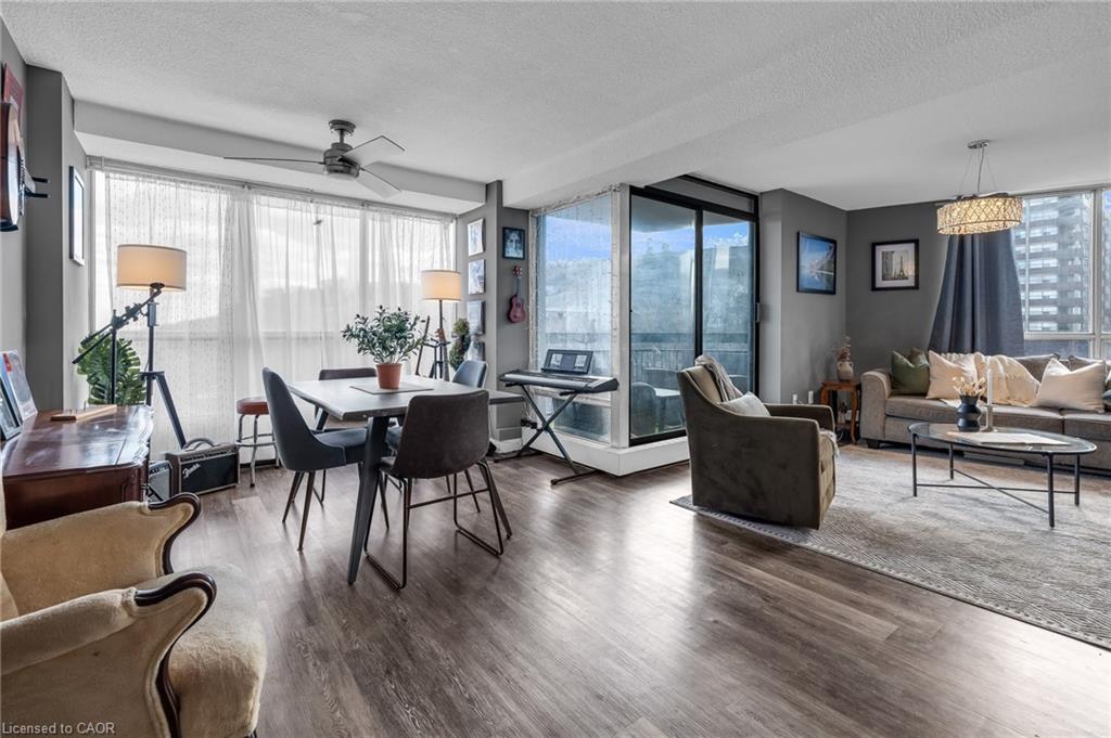 1406-150 Charlton Avenue E, Hamilton, ON - Indoor Photo Showing Living Room
