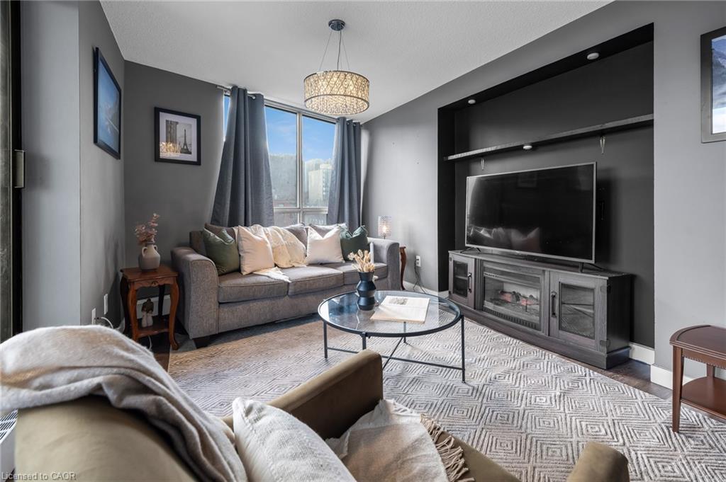 1406-150 Charlton Avenue E, Hamilton, ON - Indoor Photo Showing Living Room