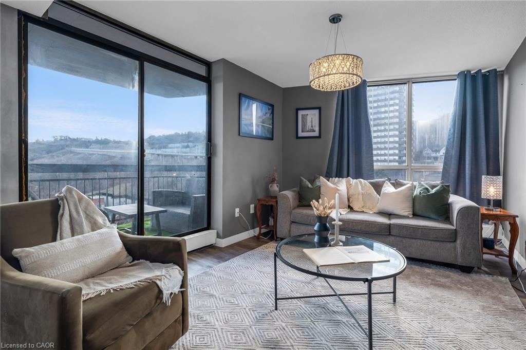 1406-150 Charlton Avenue E, Hamilton, ON - Indoor Photo Showing Living Room