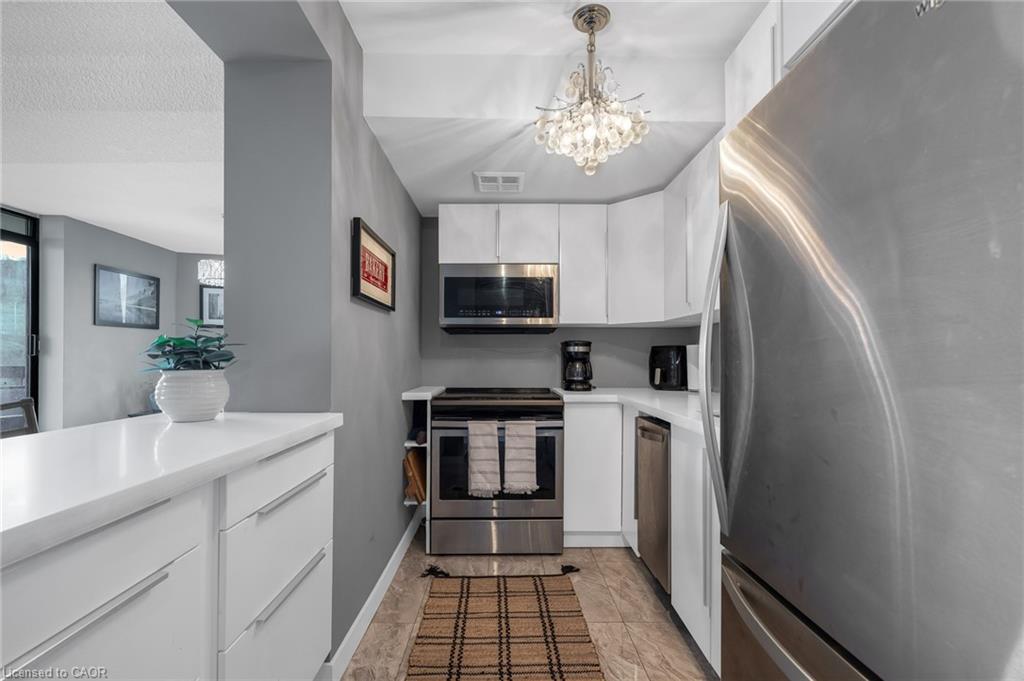 1406-150 Charlton Avenue E, Hamilton, ON - Indoor Photo Showing Kitchen