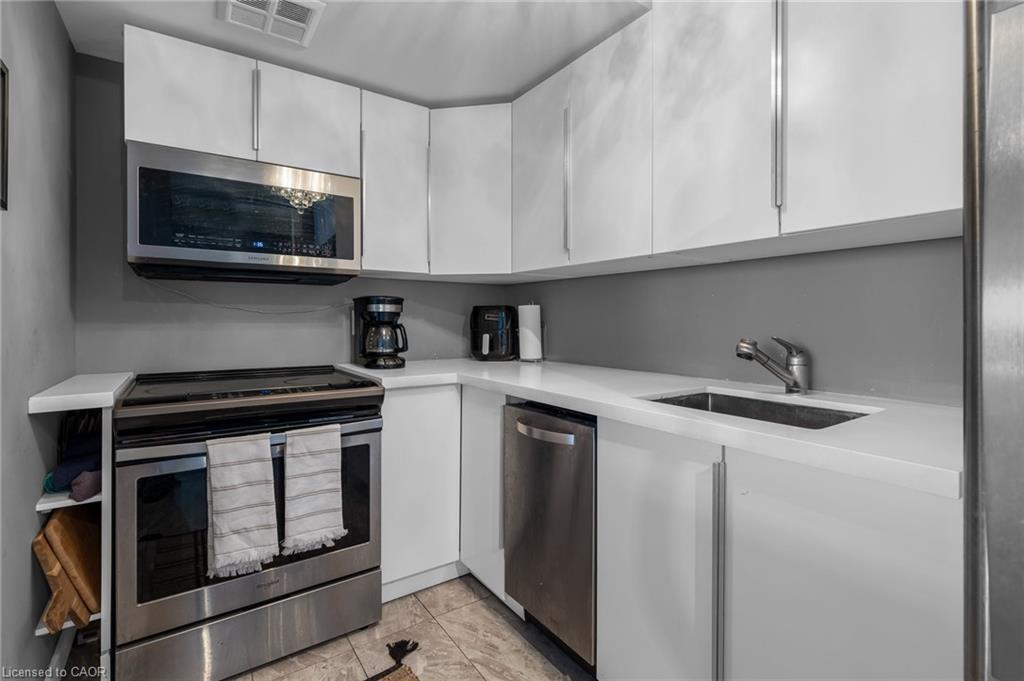1406-150 Charlton Avenue E, Hamilton, ON - Indoor Photo Showing Kitchen