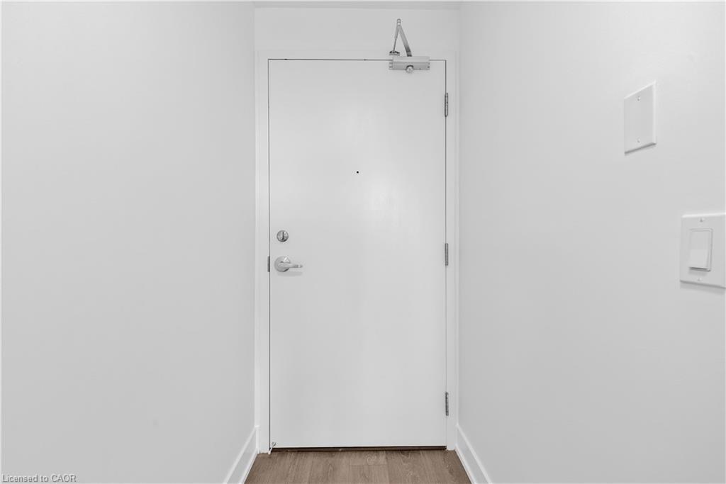 906-297 Oak Walk Drive, Oakville, ON - Indoor Photo Showing Other Room