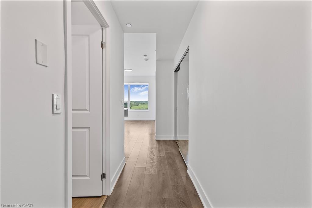 906-297 Oak Walk Drive, Oakville, ON - Indoor Photo Showing Other Room