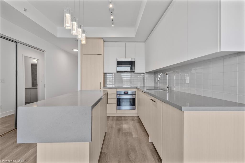 906-297 Oak Walk Drive, Oakville, ON - Indoor Photo Showing Kitchen With Upgraded Kitchen