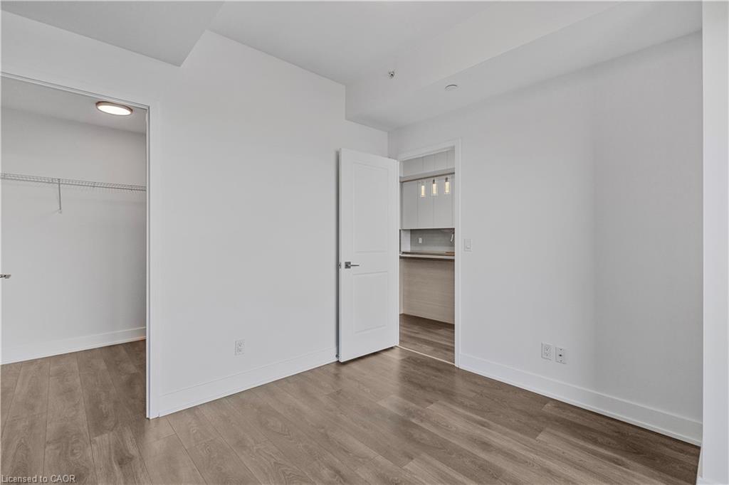 906-297 Oak Walk Drive, Oakville, ON - Indoor Photo Showing Other Room