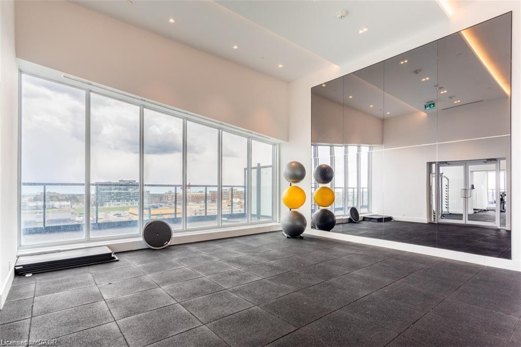 906-297 Oak Walk Drive, Oakville, ON - Indoor Photo Showing Other Room