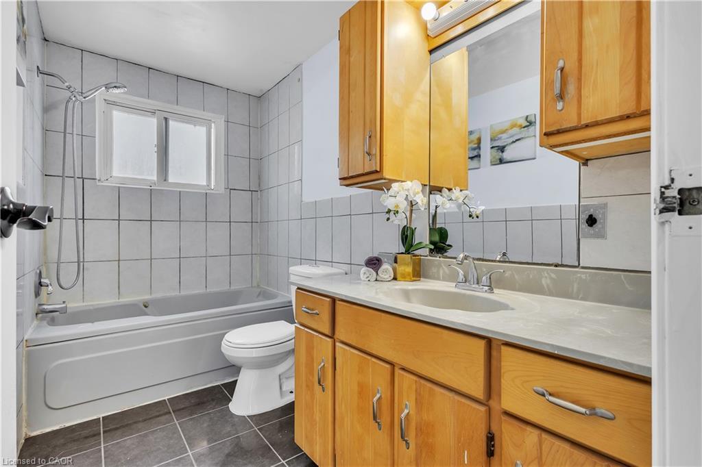 87 Christopher Drive, Waterloo, ON - Indoor Photo Showing Bathroom