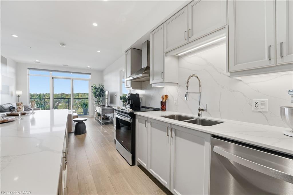 1410-15 Glebe Street, Cambridge, ON - Indoor Photo Showing Kitchen With Stainless Steel Kitchen With Double Sink With Upgraded Kitchen